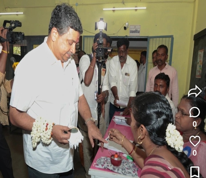 “கையில் மல்லிப்பூ.. முகத்தில் சிரிப்பு!”.. ஓட்டுப்போட வந்த இடத்தில் பிடிஆர் செய்த ‘மதுரை’ சம்பவம்… சிந்தித்து வாக்களிக்க வேண்டுகோள்..!!!!