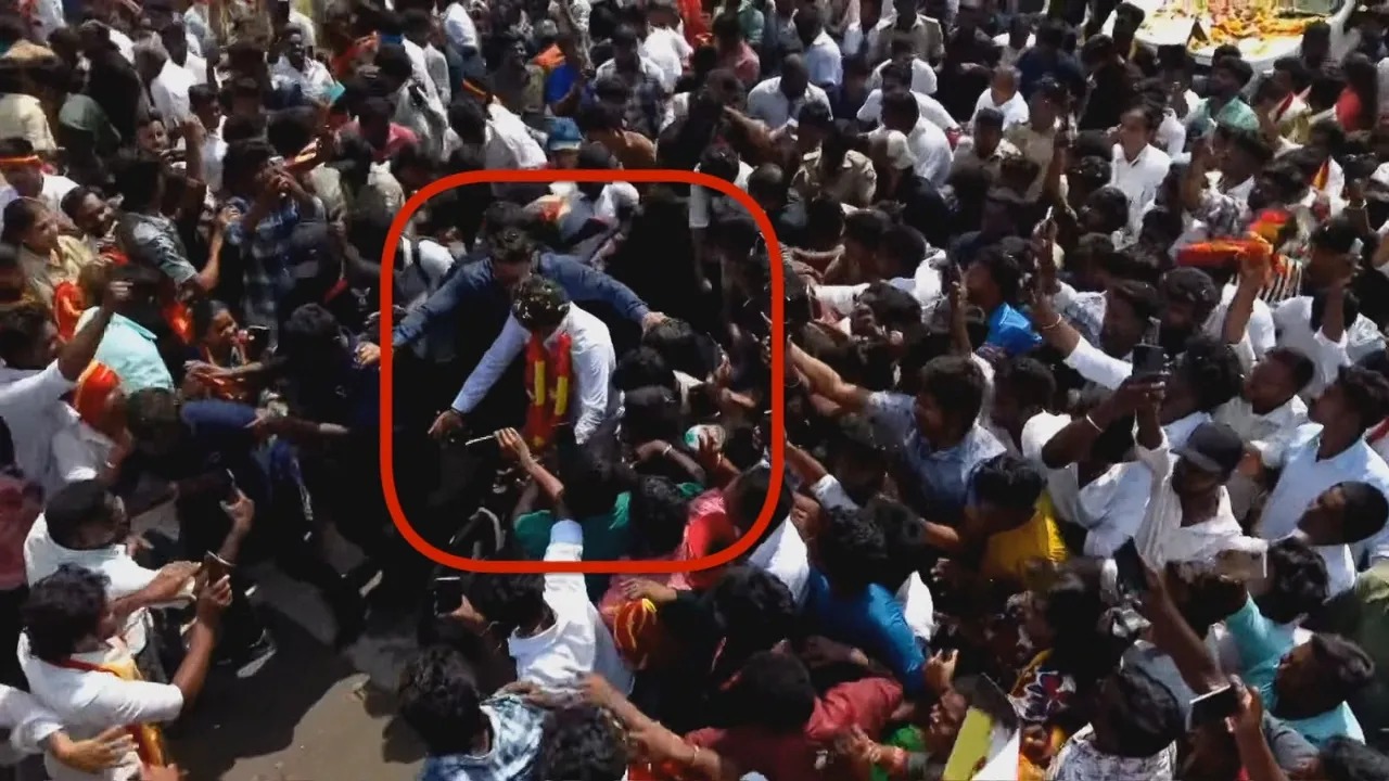 “வேனை நிறுத்துங்க.. நான் சைக்கிள்ல வர்றேன்!”.. பிரச்சாரக் களத்தில் ‘மாஸ்’ காட்டிய விஜய்.. மிரண்டு போன தொண்டர்கள்..!!!!