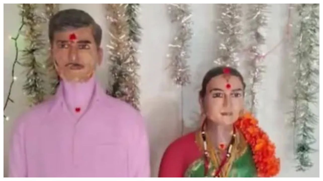 காதல் தோல்வியால் உயிரிழந்த வாலிபர்… 20 வருடம் கழித்து பொம்மையுடன் நடந்த கல்யாணம்… நெஞ்சை உருக்கும் பின்னணி…!!!