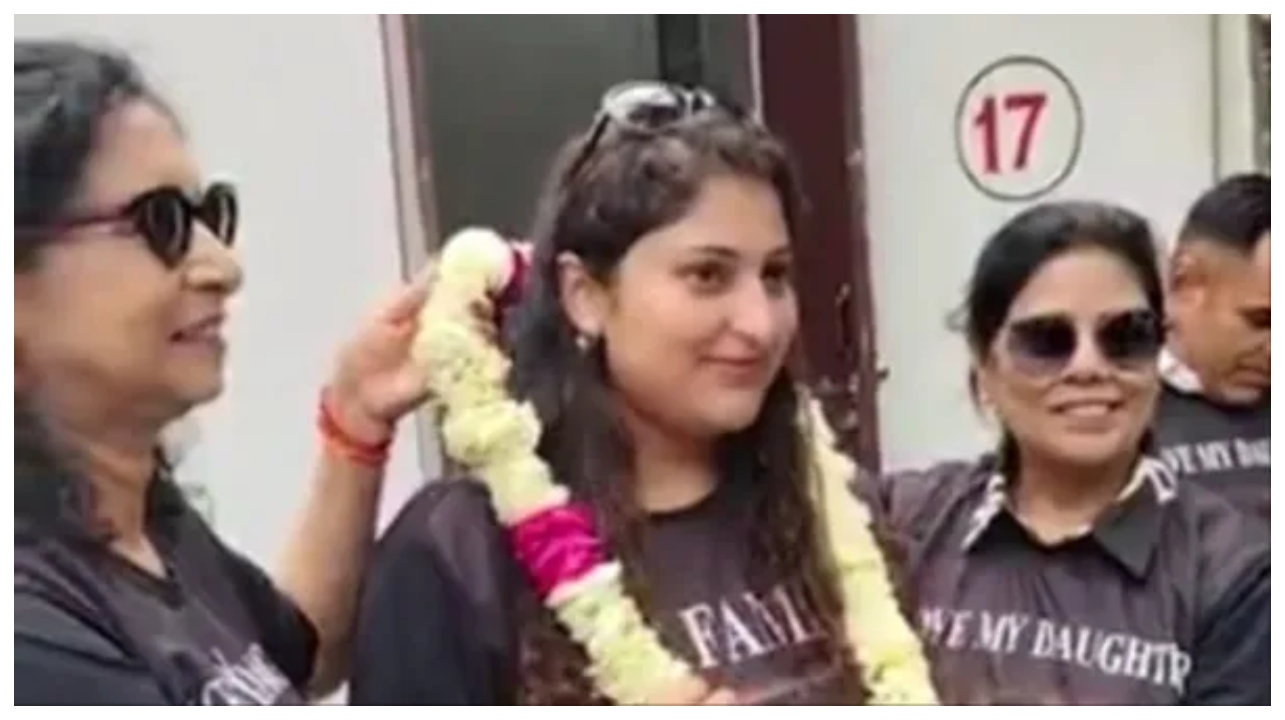 “என் மகள் இனி சுதந்திரப் பறவை”… மகளின் விவாகரத்தை மேளதாளத்துடன் கொண்டாடிய தந்தை … நீதிமன்றமே ஸ்தம்பித்த அந்த 10 நிமிடங்கள்…!!!