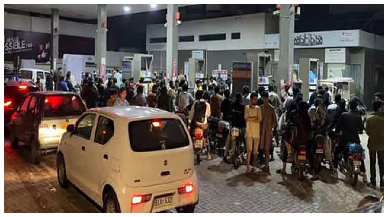 பகீர்.. ஒரு லிட்டர் டீசல் ரூ.520-ஐயும், பெட்ரோல் ரூ.458-ஐயும்… இரவோடு இரவாக மாறிய விதிமுறைகள்… பாகிஸ்தான் நிலைமை ஒரு எச்சரிக்கையா…?