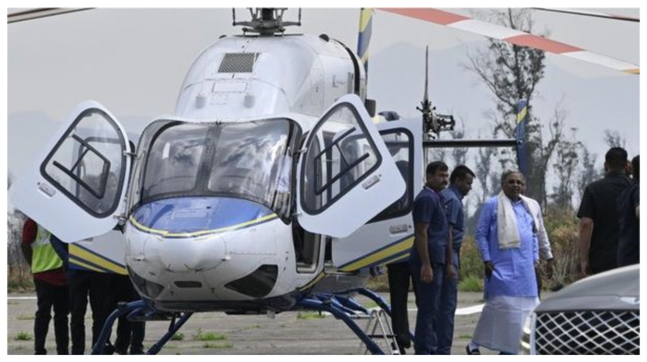ஷாக் வீடியோ… ஹெலிபேடை விட்டுவிட்டு கார் பார்க்கிங்கில் தரையிறங்கிய அமைச்சரின் ஹெலிகாப்டர் .. பதறவைக்கும் காட்சிகள்..!!!