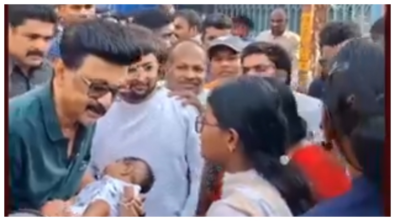 முதலமைச்சரிடம் ஓடி வந்த பெண்மணி… திடீரென கையில் திணிக்கப்பட்ட குழந்தை… இதுவல்லவா மக்கள் தலைவன்… இணையத்தை கலக்கும் நெகிழ்ச்சி காட்சி…!!!