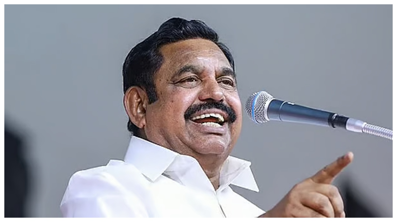 “மாவட்டத்தை விட்டே ஓடிவிட்டார்!”… “அப்போது இருந்த பழனிசாமி வேறு, இப்போது இருக்கும் பழனிசாமி வேறு”… கரூரில் எடப்பாடி பழனிசாமி நடத்திய ‘மின்னல்’ வேக பிரசாரம்..!!!