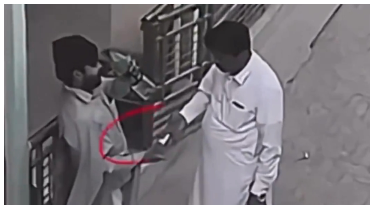 ஏழை என்று நினைத்து பணம் கொடுக்கப் போனவருக்கு காத்திருந்த அதிர்ச்சி… கேமராவில் சிக்கிய பகீர் காட்சிகள்… ஒரே நொடியில் பல்பு வாங்கிய காமெடி வீடியோ..!!!