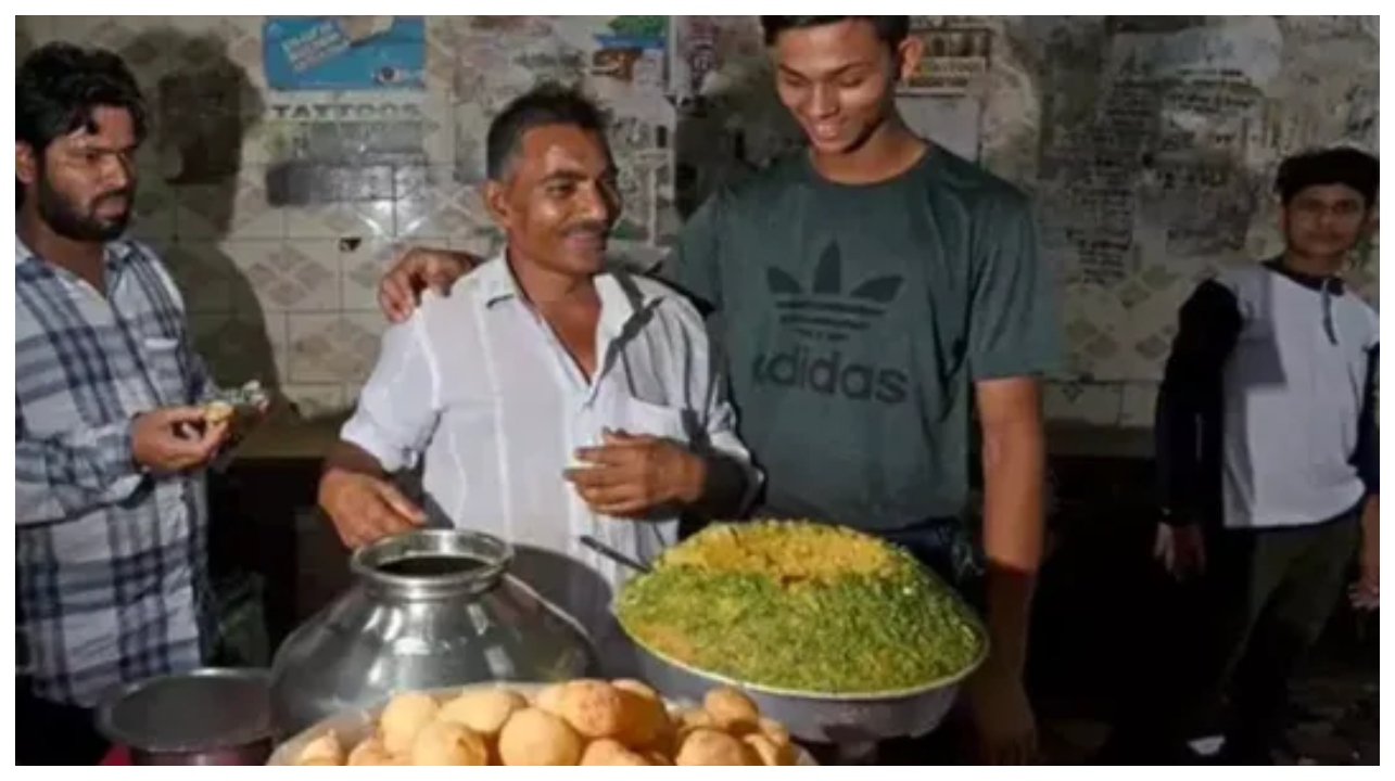 பசியால் வாடிய இரவுகள்… இன்று மைதானத்தில் ரன் மழை… வைரலாகும் ஜெய்ஸ்வாலின் ரியல் லைஃப் ஸ்டோரி…!!!