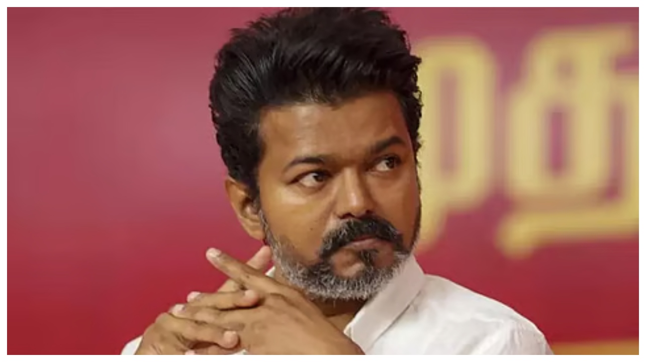 “திடீரென இடிக்கப்படும் விஜய்யின் ராசியான வீடு”… தேர்தல் முடிவுக்கு முன்பே களமிறங்கிய புல்டோசர்கள்… பின்னணியில் இருக்கும் அதிரடி காரணம் என்ன…?