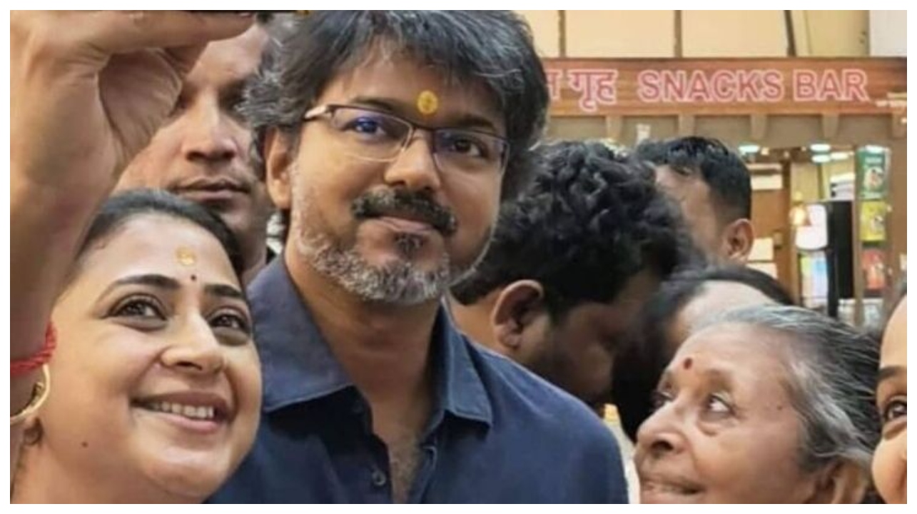 “ஸ்கிரீன் ஷேர் பண்ணலனாலும் பரவால”… ஒரே பிரேமில் விஜய் – கனிகா… ஷீரடியில் விஜய்யைச் சந்தித்த அனுபவம் குறித்து கனிகா நெகிழ்ச்சி…!!!