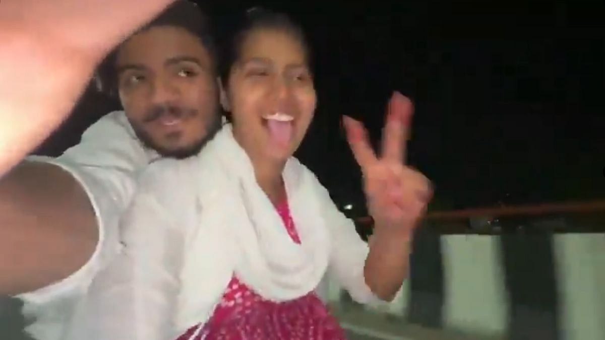 “ரீல்ஸ் மோகம் உயிரைப் பறித்த சோகம்!”.. வீடியோ எடுக்கும்போது கோர விபத்து.. நடுரோட்டில் இளம்பெண் துடிதுடிக்க உயிரிழந்த பகீர் வீடியோ..!!