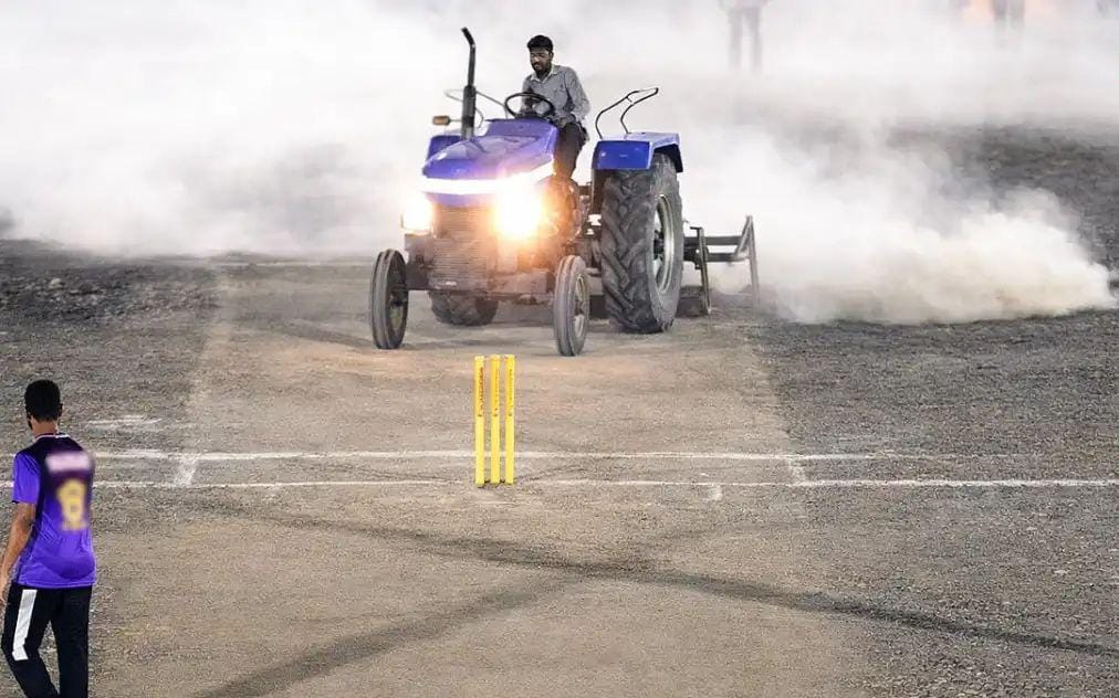 விளையாடிட்டு இருக்கும்போது இப்படியா பண்ணுவீங்க?…. பிட்ச் மேல டிராக்டர் ஓட்டிய நபர்… ஏன் தெரியுமா?… வைரலாகும் வீடியோ…!!!