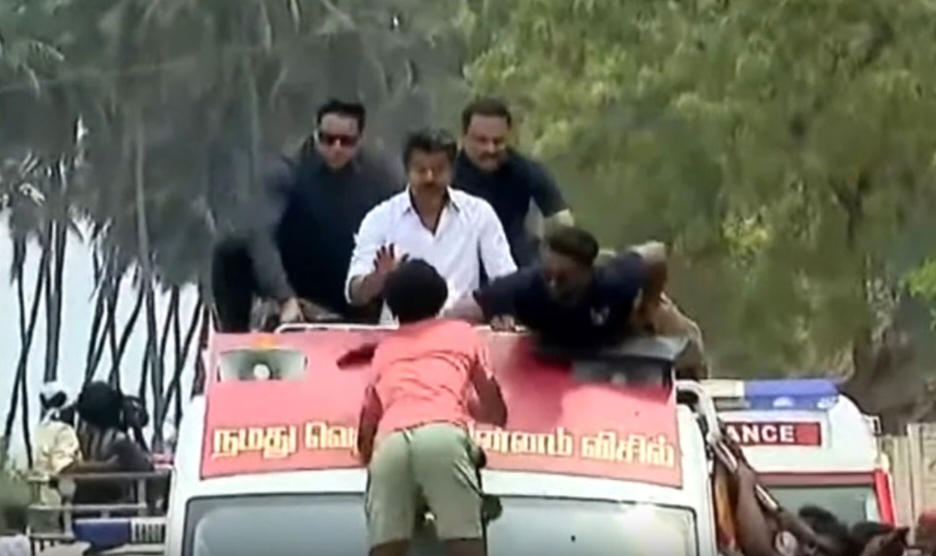 உங்க ஆர்வத்துக்கு ஒரு அளவே இல்லையா…? பாவம் விஜயே பயந்துட்டாரு… சிறுவனின் செயலால் பதறிய தவெக தலைவர்… பகீர் வீடியோ..!