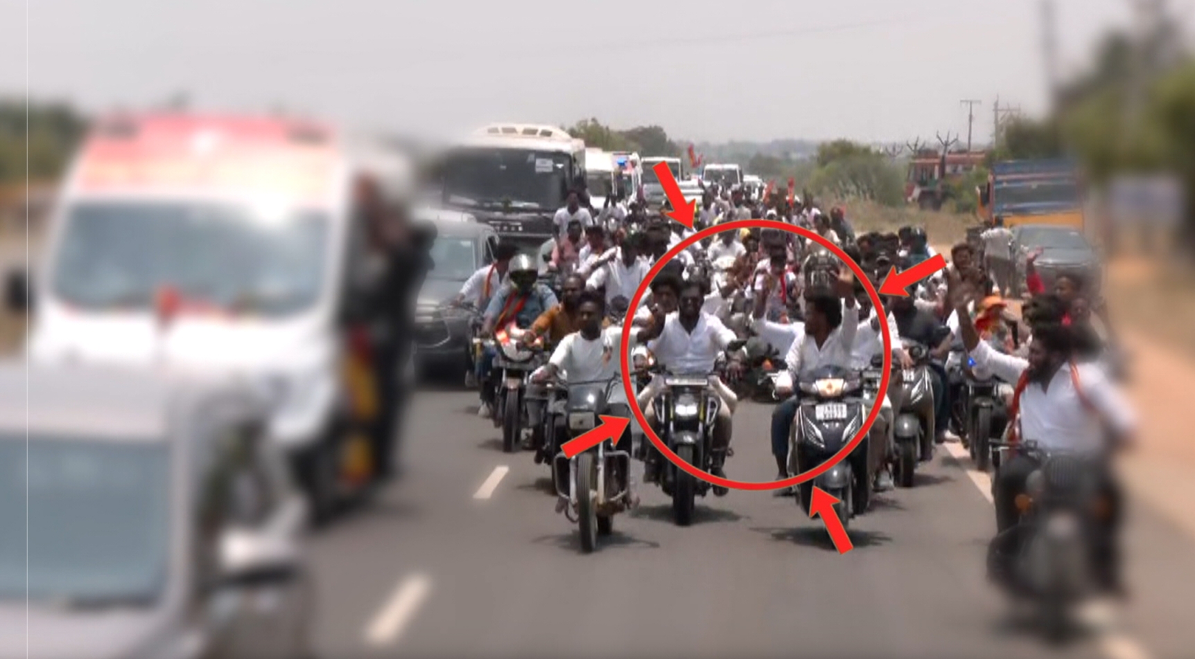 Breaking: விஜய் சொல்லியும் கேட்கல..! “அடுத்தடுத்து பயங்கர விபத்து”… தள்ளிவிடும் பவுன்சர்கள்… இளைஞர்கள் படுகாயம்… பரபரப்பு வீடியோக்கள்…!!!