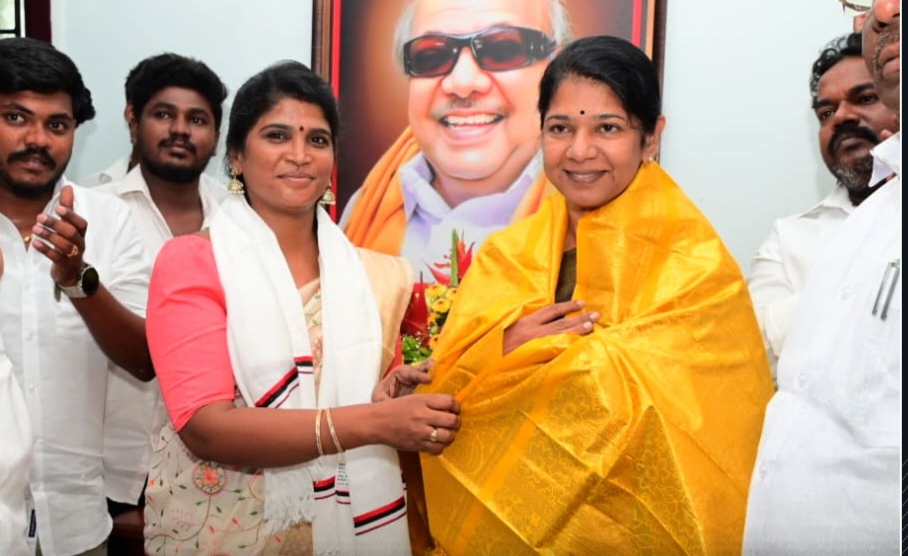 Breaking: விஜய்க்கு பெரும் ஷாக்..! தவெகவில் இருந்து விலகினார் அஜிதா ஆக்னல்… எம்பி கனிமொழி முன்னிலையில் திமுகவில் ஐக்கியம்…!!