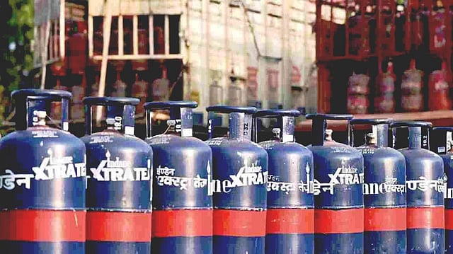 வரலாறு காணாத உச்சம்….. சென்னையில் கமர்ஷியல் சிலிண்டர் விலை ₹2,246….. ஹோட்டல் ஓனர்கள் கவலை….!!