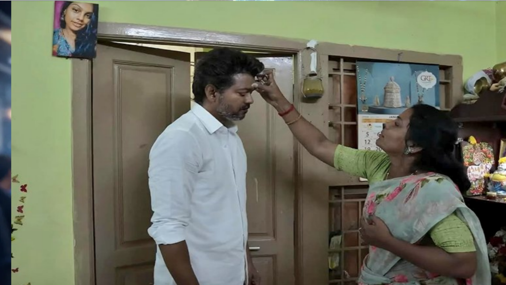 “திடீரென வீட்டுக்குள் நுழைந்த விஜய்!”.. இன்ப அதிர்ச்சியில் உறைந்த மக்கள்.. நெகிழ்ச்சி சம்பவம்.. வைரலாகும் வீடியோ..!!