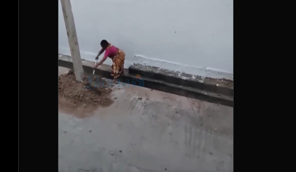 “அசுத்தம் பார்க்காத அன்பு!” – நாய்க்குட்டிக்காகச் சாக்கடையில் இறங்கிய பெண்மணி.. இணையத்தை உலுக்கும் வைரல் காட்சிகள்..!!