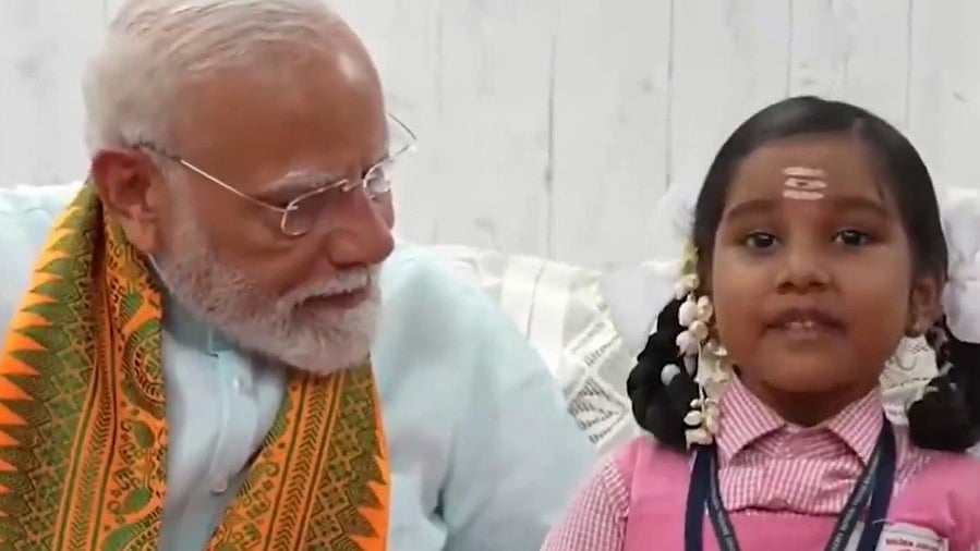“வாவ்.. வெரி குட்!”… சிறுமியின் மந்திர உச்சரிப்பு…. உறைந்து போன பிரதமர் மோடி… இணையத்தை ஆக்கிரமிக்கும் ‘கியூட்’ வீடியோ…!!