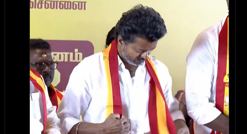 “அண்ணே.. துண்டை மாத்தி போடுங்க!” – தொண்டர்கள் போட்ட கட்டளை.. மேடையிலேயே விஜய் செய்த கியூட் செயல்! வைரலாகும் வீடியோ!