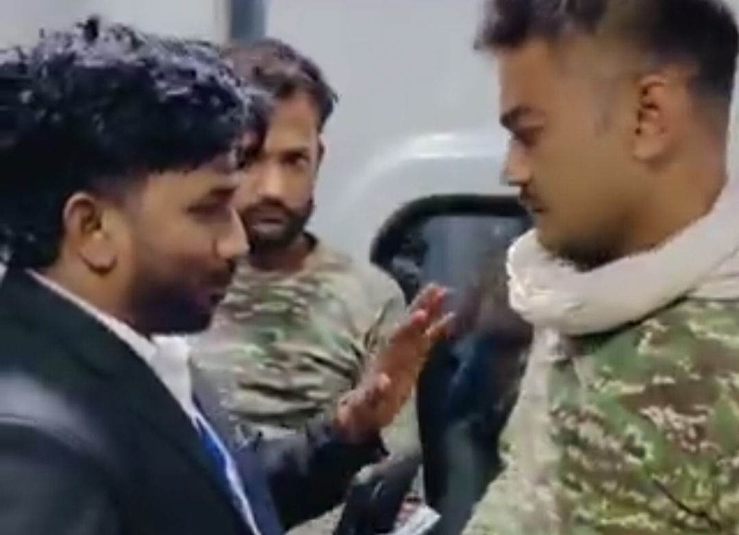 “சல்யூட் அடிக்கலாம் இந்த மனுஷனுக்கு” தரையில் படுத்திருந்த ராணுவ வீரர்களுக்கு சீட் கொடுத்த TTE…. இணையத்தில் வைரலாகும் நெகிழ்ச்சி வீடியோ….!!