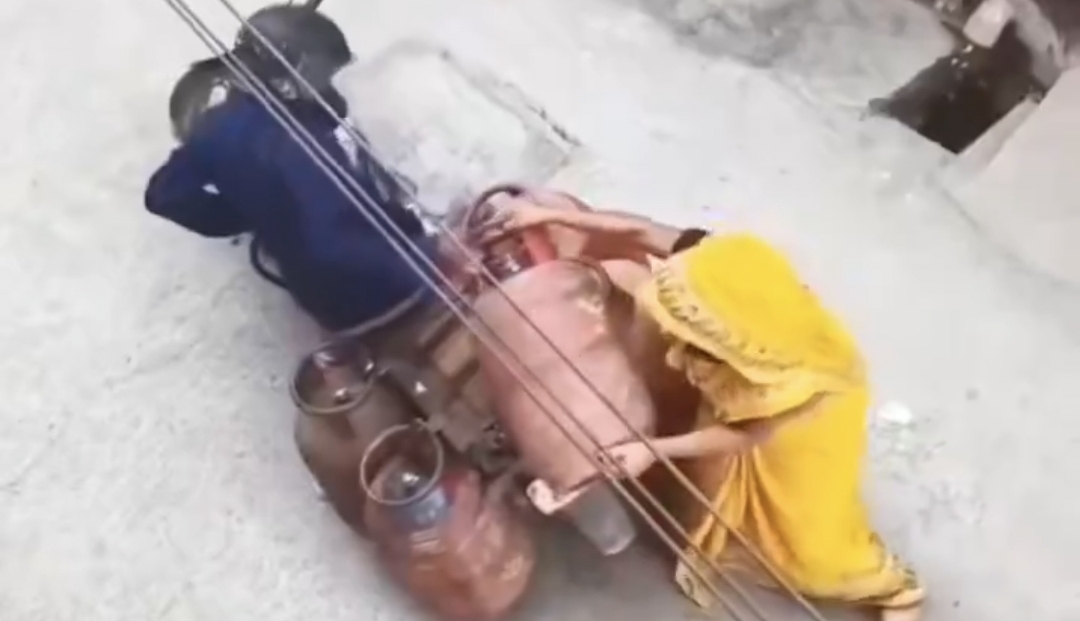 “ஒரே ஒரு சிலிண்டருக்காக இப்படியா?” டெலிவரி வண்டியை மறித்து…. இளம்பெண் செய்த ‘அந்த’ செயல்…. வைரலாகும் வீடியோ….!!