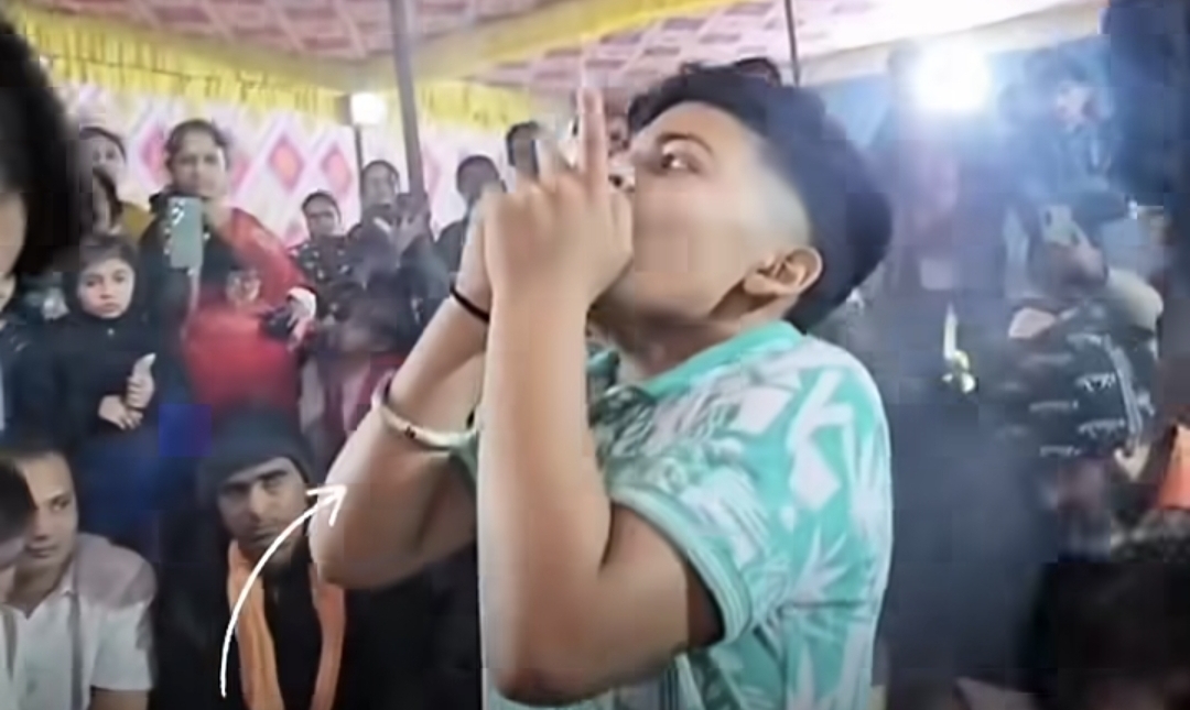 ​​“என்ன வயசாகுது…. குழந்தைய இப்படியா சீரழிப்பீங்க?” சிகரெட் பிடிக்கும் பாபாவாக சிறுவன்…. வீடியோ எடுத்து ரசிக்கும் மக்கள்….!!