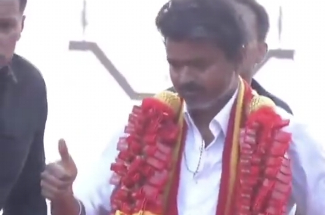“பூமாலை கிடையாது…. இது விசில் மாலை” விஜய்க்கு தொண்டர்கள் கொடுத்த வேற லெவல் சர்ப்ரைஸ்…. வைரலாகும் ஸ்பெஷல் வீடியோ….!!