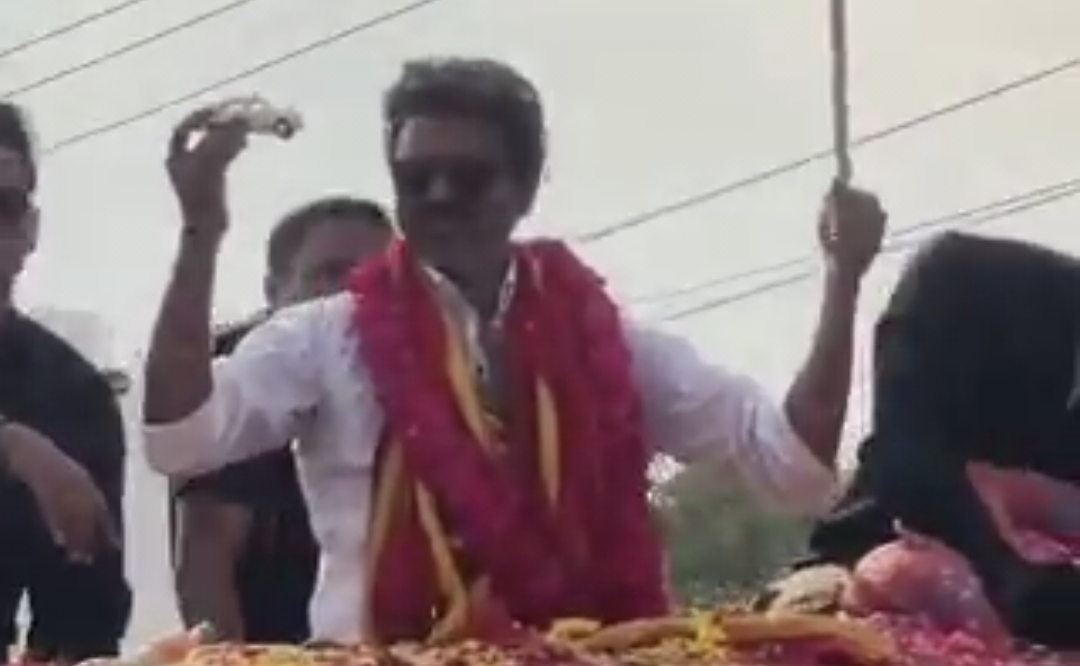 “என்னடா…. தலைவருக்கு பொம்மை கார் எல்லாம் குடுக்கறீங்க” விஜய்க்கு கிடைத்த வினோத பரிசு…. வைரலாகும் வீடியோ….!!