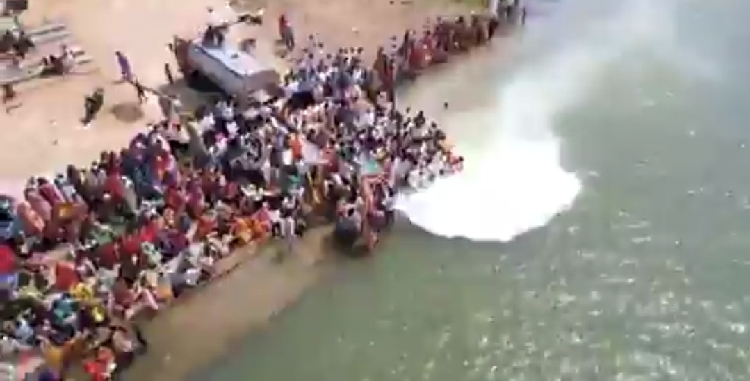 “11,000 லிட்டர் பால் நதிக்கு தானமா?” பக்தியா….? முட்டாள்தனமா….? வைரலாகும் பகீர் வீடியோ….!!