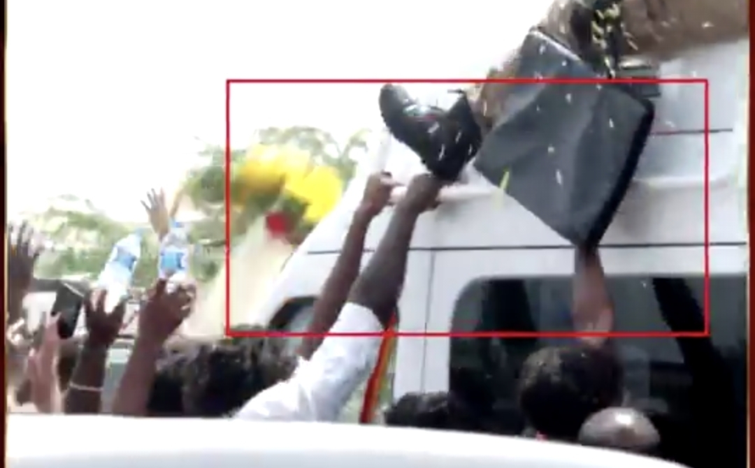 “இதுதான் தொண்டர்களுக்கு தரும் மரியாதையா?” தவெக பவுன்சரின் செயலால் பரபரப்பு…. வைரலாகும் வீடியோ….!!