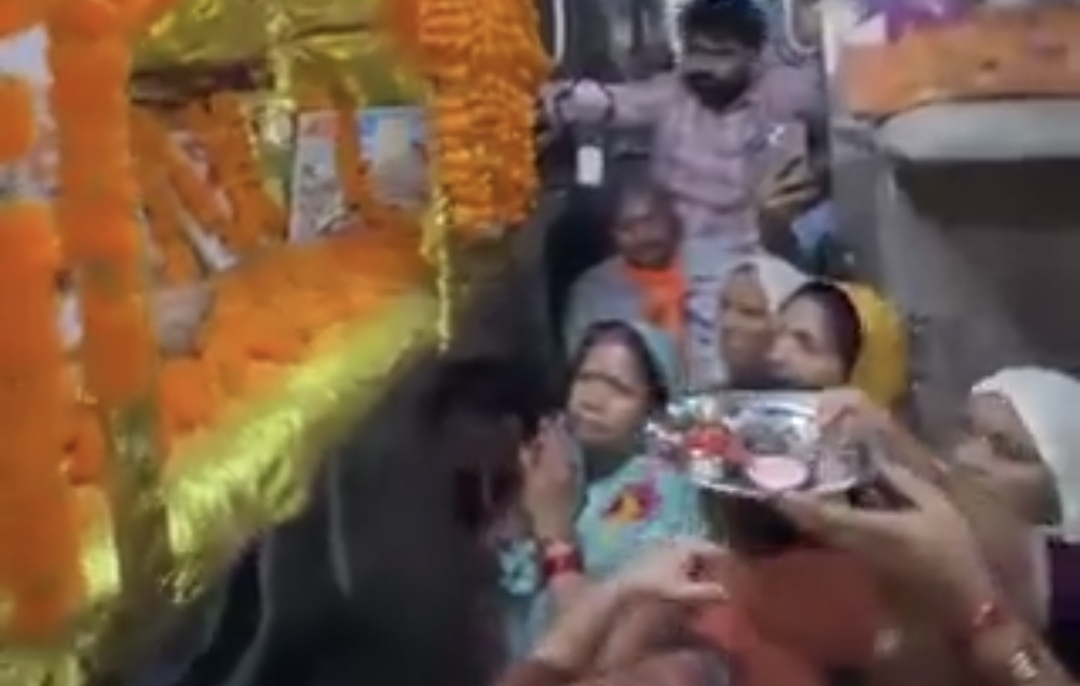 “ட்ரெயினுக்குள்ளே ஒரு கோயிலா?” – ஓடும் ரயிலில் அரங்கேறிய சிலை வச்சு ஆரத்தி…. இணையத்தை அதிரவைக்கும் பகீர் வீடியோ….!!