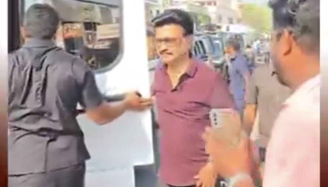 “தம்பி வண்டிய நிறுத்துப்பா…. டக்குனு பஸ்ஸை மறிச்ச முதல்வர்” நடுரோட்டில் நடந்த செம சம்பவம்…. வைரலாகும் வீடியோ….!!