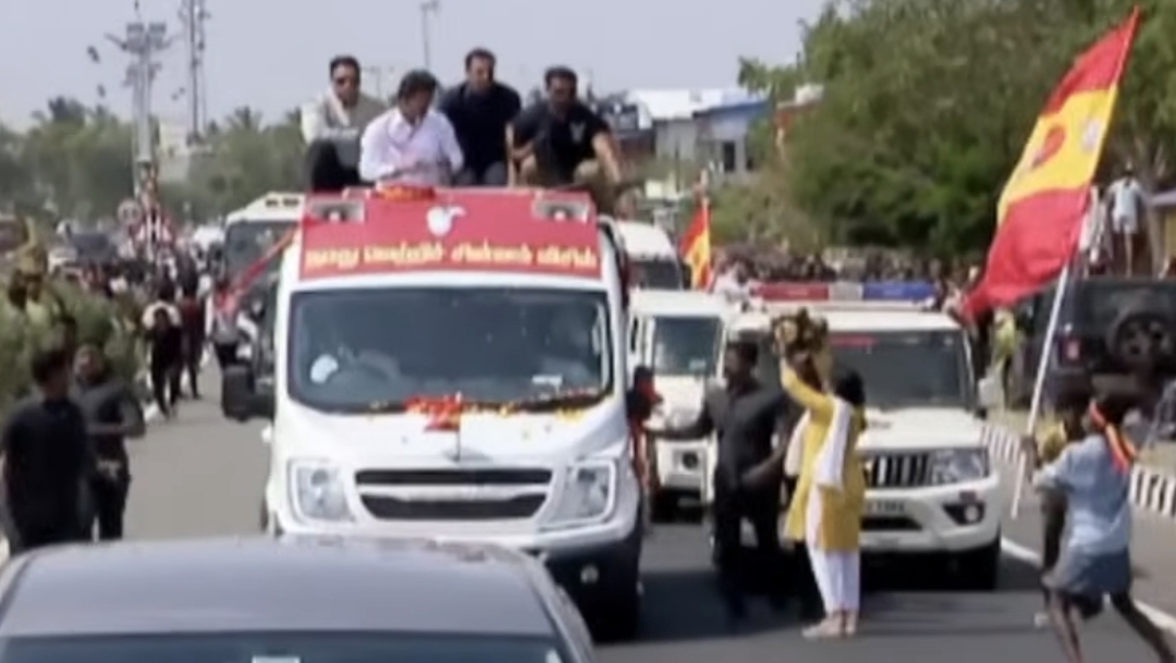 “வெயில்ல வாடுன தலைவன்…. ஓடி வந்து நுங்கு கொடுத்த பாசக்கார அக்கா” – குமரிக் ரோடு ஷோவில் ஒரு நெகிழ்ச்சி சம்பவம்….!!
