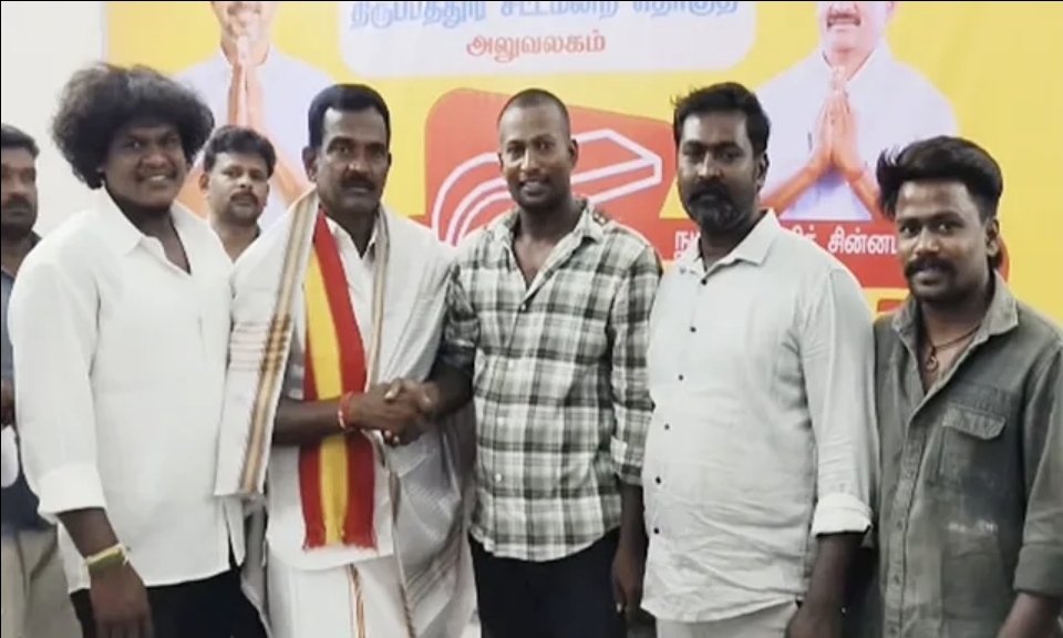 “தளபதிக்கு கை கொடுத்த ஏகே ரசிகர்கள்” திருப்பத்தூரில் நடந்த மாஸ் சம்பவம்…. உற்சாகத்தில் தவெக தொண்டர்கள்….!!