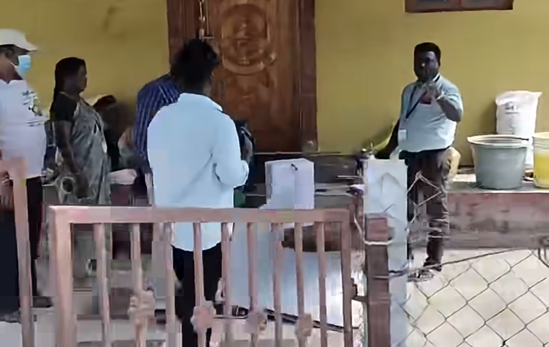 “ஏன் காசு கொடுத்து ஓட்டு வாங்குறீங்க?” தேர்தல் அதிகாரிகளிடமே எகிறிய இளைஞர்…. வைரலாகும் வீடியோ….!!