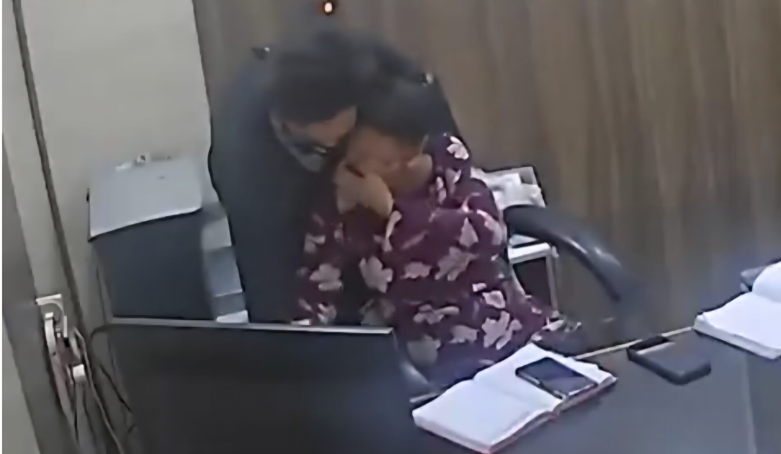 “பின்னாலிருந்து வந்து அமுக்கிய கொடூரம்” டிக்கெட் எடுப்பது போல் பெண்ணை திணறடித்த கும்பல்…. சிக்கிய முக்கிய குற்றவாளி….!!