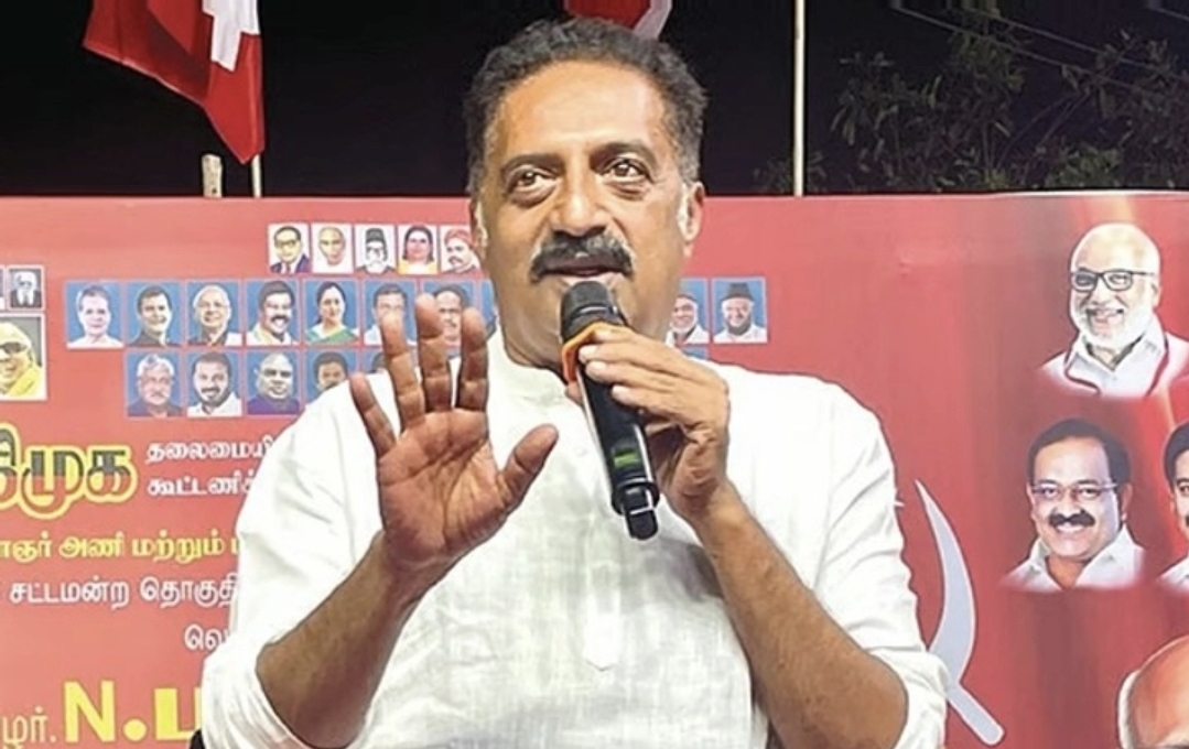 “விசில் அடிக்கலாம்…. ஆனா நாட்டை கொடுக்க முடியாது” யாரை சொல்கிறார் பிரகாஷ்ராஜ்….? பரபரக்கும் அரசியல் களம்….!!