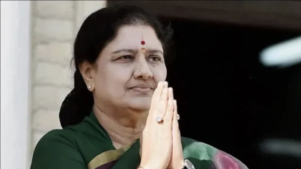 “சாத்தியமே இல்லாத வாக்குறுதி….” காசு இல்லாம எப்படி முடியும்….? திமுக, அதிமுக-வை அலறவிட்ட சசிகலா….!!
