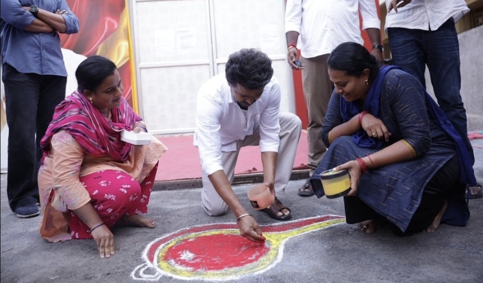 “​அவ்ளோதான்…. பெரம்பூர் இனி விஜய் கோட்டைதான்” பெண்களுடன் அமர்ந்து கோலம் போட்ட தளபதி…. வைரலாகும் வீடியோ….!!