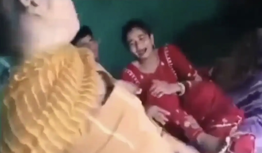 “மாமியார் வீட்ல சமைக்க மாட்டியா?” மட்டையால் அடி வெளுத்த அம்மா…. நெஞ்சை பதறவைக்கும் வைரல் வீடியோ….!!