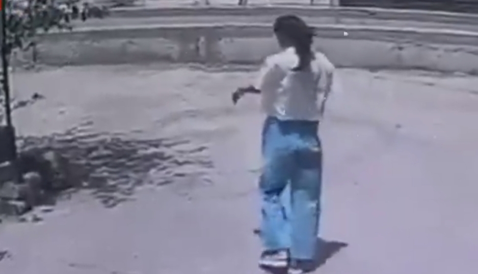 “கண்ணுக்கு தெரியாம கையை பிடிச்சு கூட்டி போனது யார்?” காணாமல் போன 18 வயது இளம்பெண் விவகாரம்…. நடுங்க வைக்கும் சிசிடிவி காட்சிகள்….!!