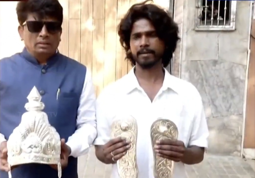 “1 கிலோ வெள்ளி…. ₹1,88,000 மதிப்பு” விஜய்க்காக காத்திருந்த ஸ்பெஷல் கிப்ட்…. இணையத்தை அதிரவிடும் ரசிகரின் செயல்….!!