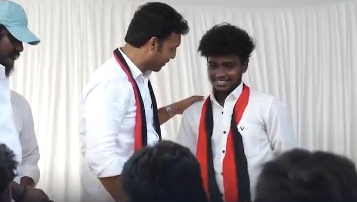 தவெக-வுக்கு செக் வைத்த திமுக…. கட்சியிலிருந்து 300 இளைஞர்கள் விலகல்…. உச்சக்கட்ட அதிர்ச்சியில் விஜய்….!!