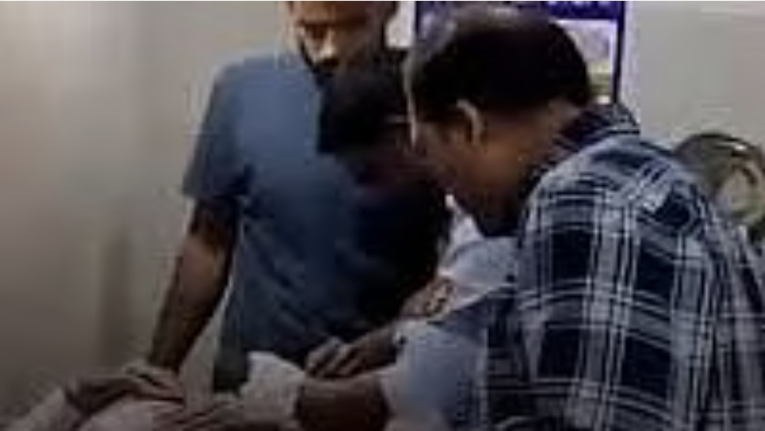 இவரு டாக்டரா இல்ல வாட்ச்மேனா….? ஆபரேஷன் தியேட்டர்ல தையல் போடுற செக்யூரிட்டி…. வைரலாகும் பகீர் வீடியோ….!!