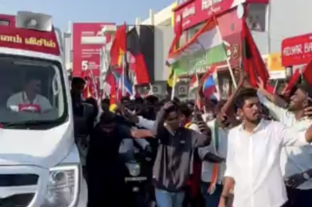 “கட்சி முக்கியம் இல்ல…. எங்க அண்ணன் தான் முக்கியம்” விஜய்யை பார்த்ததும் ஓடிவந்த மாற்று கட்சியினர்…. வைரலாகும் மாஸ் வீடியோ….!!