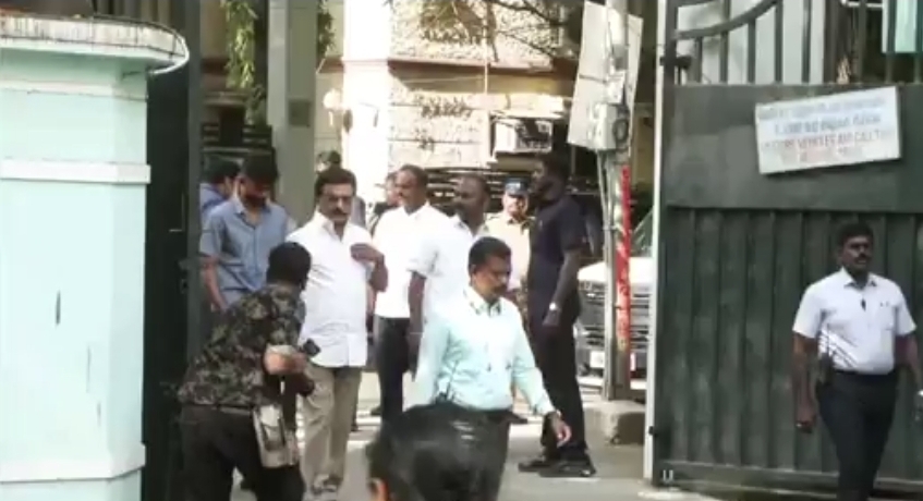 மகன், பேரன்களுடன் வந்து ஓட்டு போட்ட ஸ்டாலின்…. கொளத்தூரில் அலைமோதிய கூட்டம்…. வைரலாகும் வீடியோ….!!