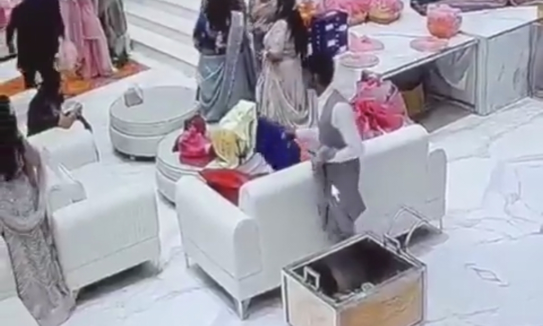 “கோட் சூட் போட்டு வந்து கைவரிசை” – கல்யாண மண்டபத்தில் 5 லட்சத்தை அபேஸ் செய்த ‘விஐபி’ திருடன்…. ஷாக்கிங் சிசிடிவி காட்சி….!!