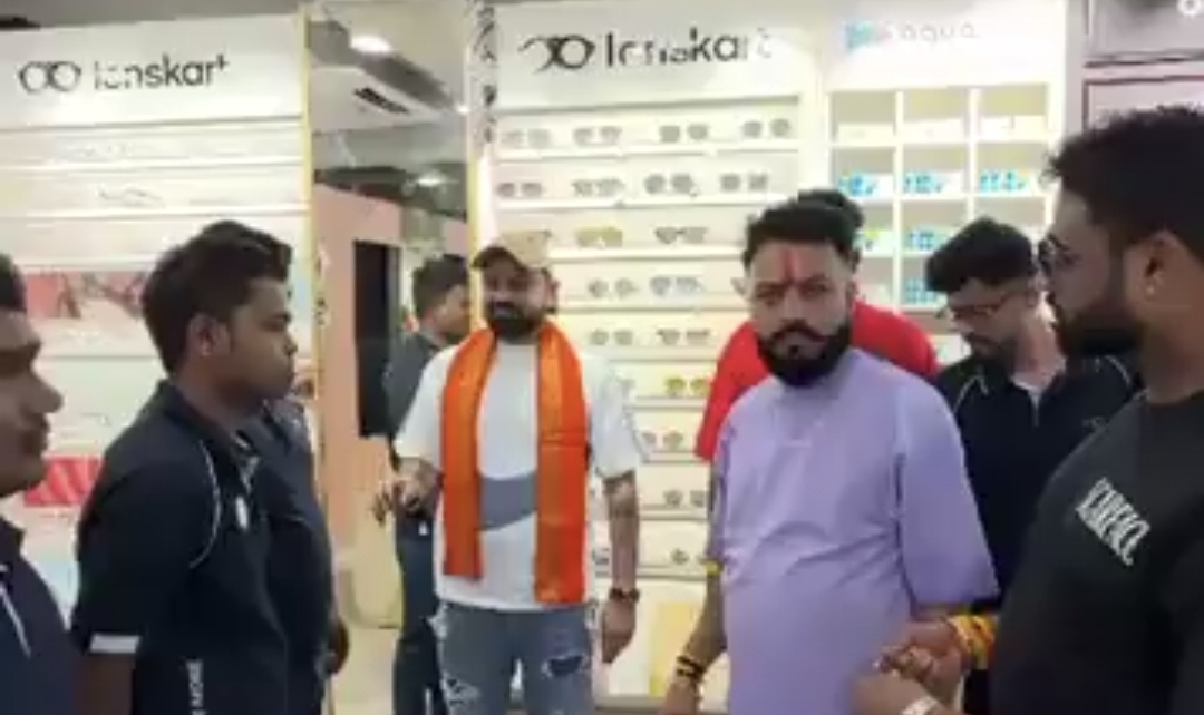“நெத்தியில திலகம்…. கையில கயிறு” லென்ஸ்கார்ட் ஷோரூமில் ‘ஜெய் ஸ்ரீ ராம்’ கோஷம்…. வைரலாகும் வீடியோ….!!
