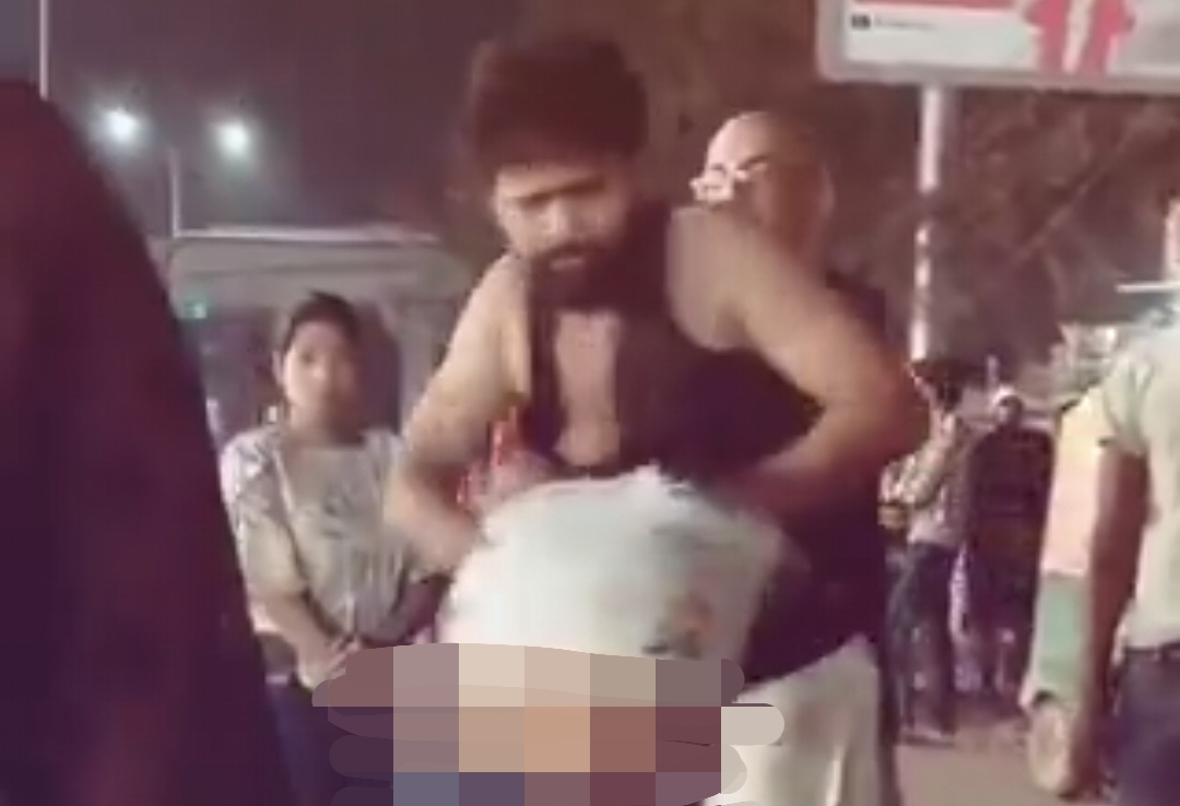 “நடு ரோட்டில இப்படி தான் அடிச்சிப்பீங்களா?” தாருமறாக தாக்கிக்கொண்ட இருவர்…. வைரலாகும் பரபரப்பு வீடியோ….!!