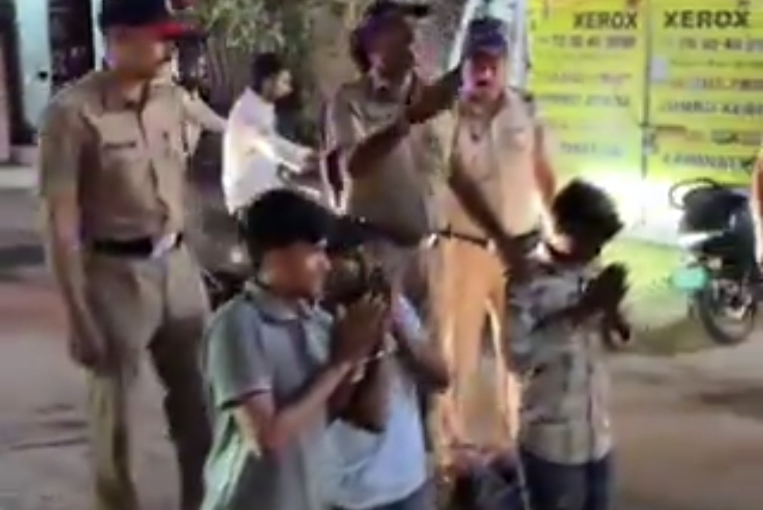 “4 லட்சம் குடு இல்லனா கொன்னுடுவேன்” ரவுடிக்கு சரியான பாடம் புகட்டிய போலீஸ்…. வைரலாகும் வீடியோ….!!