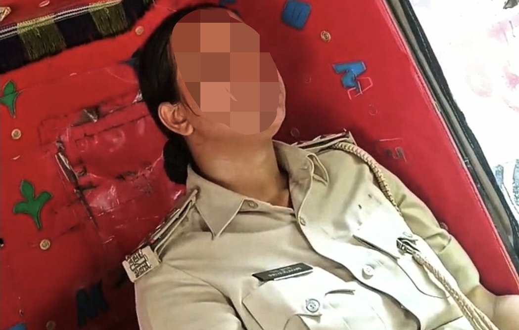 ​”₹500 கொடுத்தா தான் வண்டி நகரும்…. ₹100 கூட குறைக்க மாட்டேன்”  ஆட்டோவுக்குள்ளேயே கல்லா கட்டிய பீகார் போலீஸ் மேடம்…. வைரலாகும் வீடியோ….!!